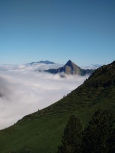 sommet dent d'orlu dépassant des nuages