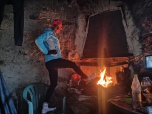 feu cheminée cabane réchauffe pieds