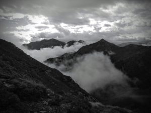 brumes sur les sommets montagne noir et blanc