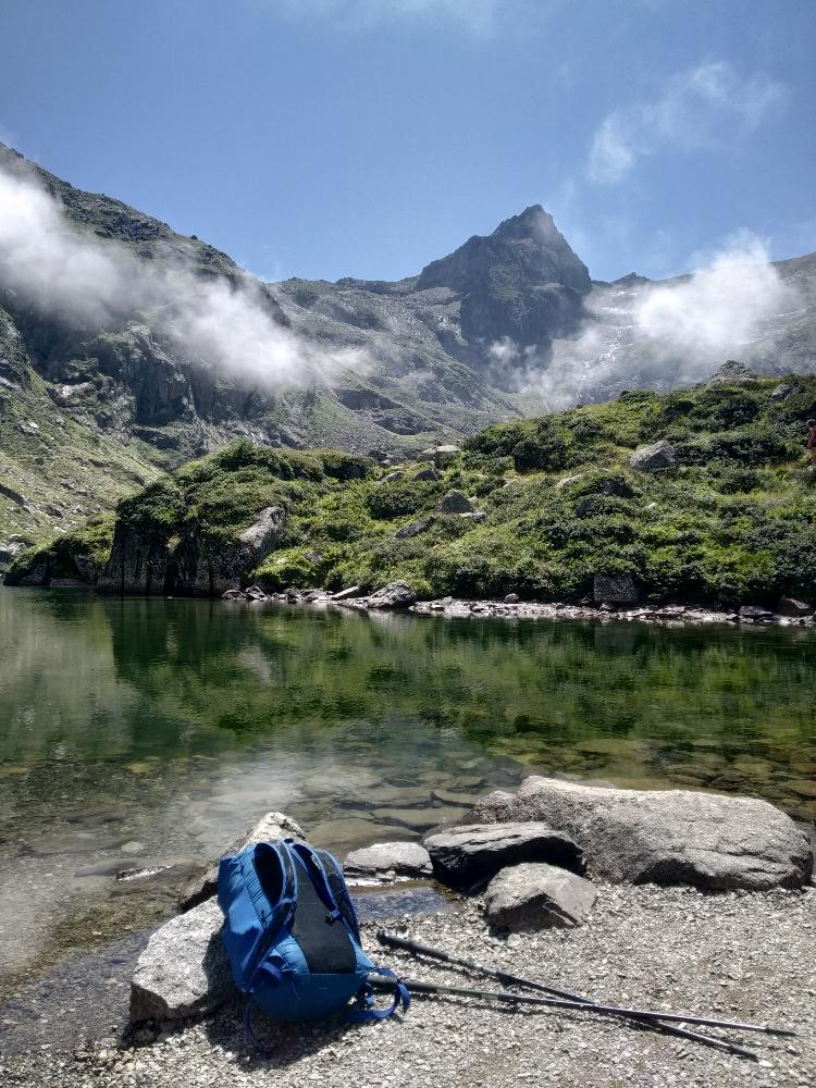 Petit sac de bivouac devant un lac