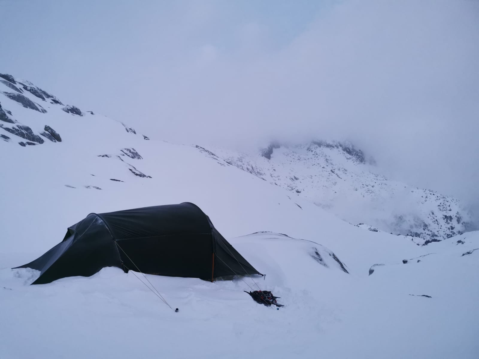 tente sous la neige en montagne
