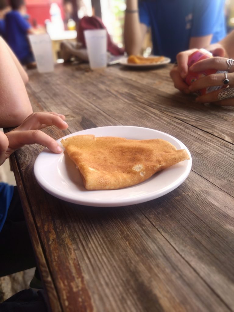 une crèpe sur une terrasse d'un refuge en ariège